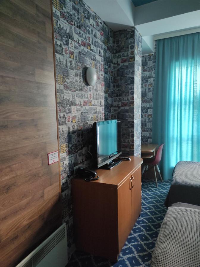 Three Dolphins Hotel Aktau  Ngoại thất bức ảnh