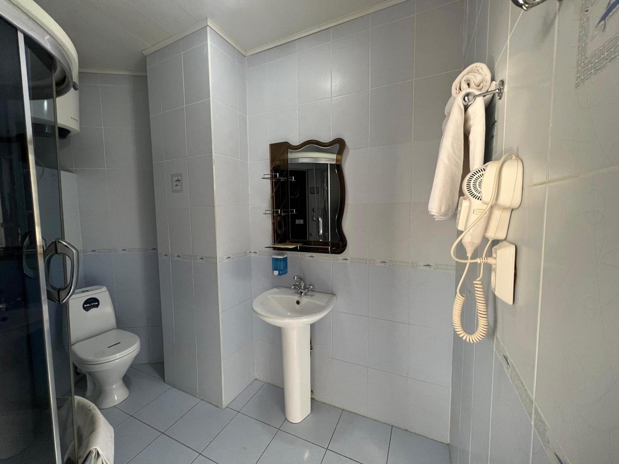 Three Dolphins Hotel Aktau  Ngoại thất bức ảnh