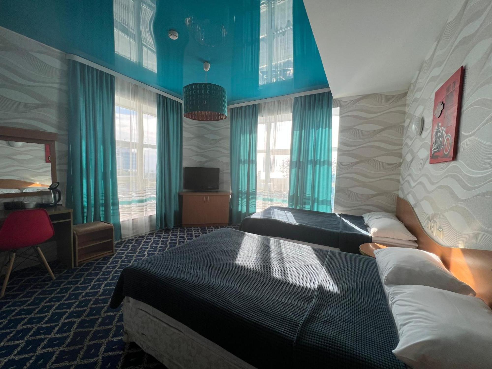 Three Dolphins Hotel Aktau  Ngoại thất bức ảnh