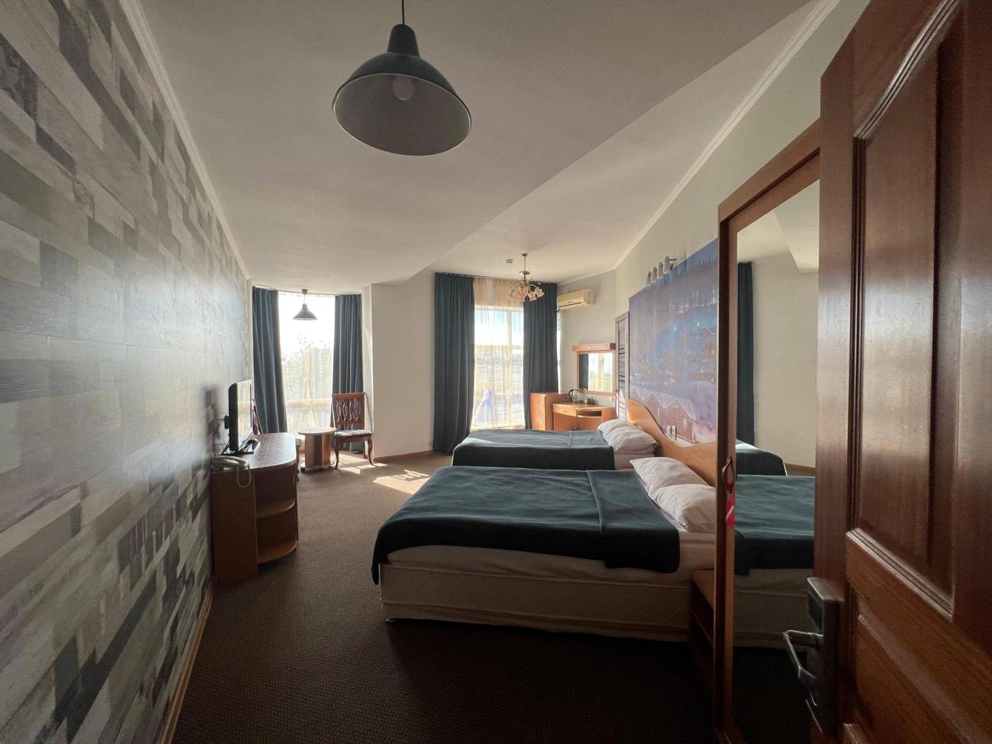 Three Dolphins Hotel Aktau  Ngoại thất bức ảnh