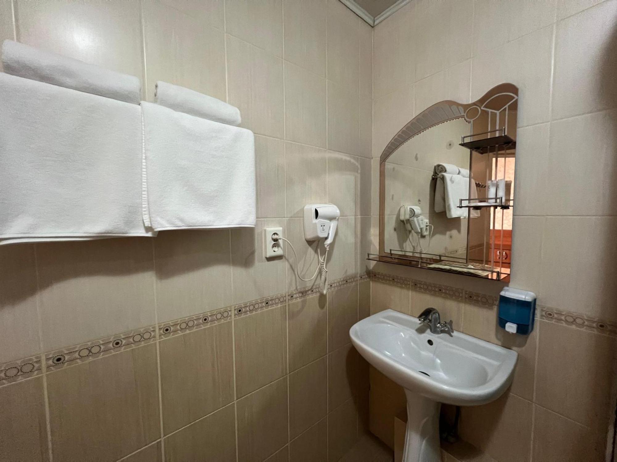 Three Dolphins Hotel Aktau  Ngoại thất bức ảnh