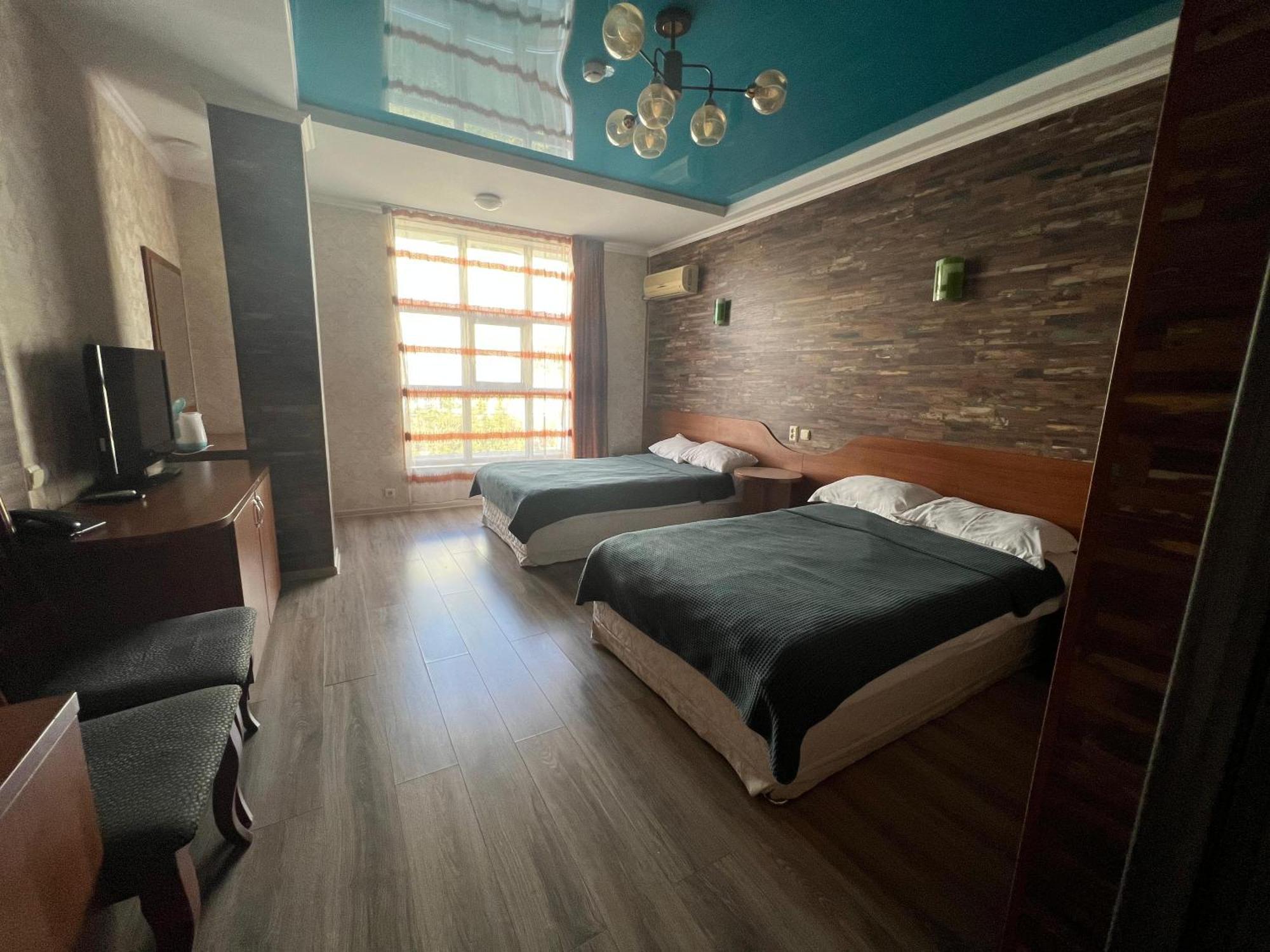 Three Dolphins Hotel Aktau  Ngoại thất bức ảnh